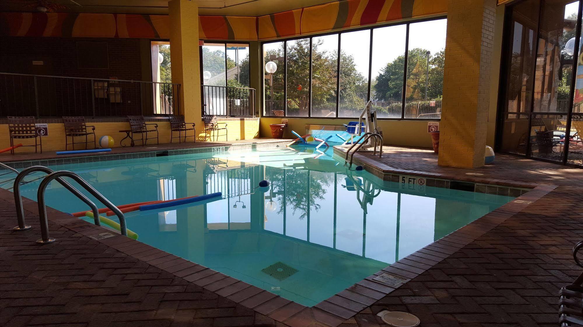 Ramada Plaza By Wyndham Atlanta Airport Hotel College Park Exterior photo